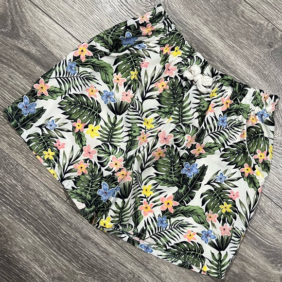 5/$7 💰Girls Tropical Floral Print Shorts - Picture 2 of 9